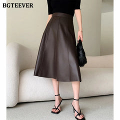 A-line mid-length loose skirt in PU leather in brown