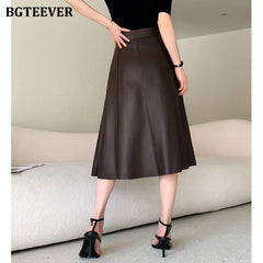 A-line mid-length loose skirt in PU leather in black