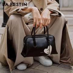 Structured tote in large capacity luxury style