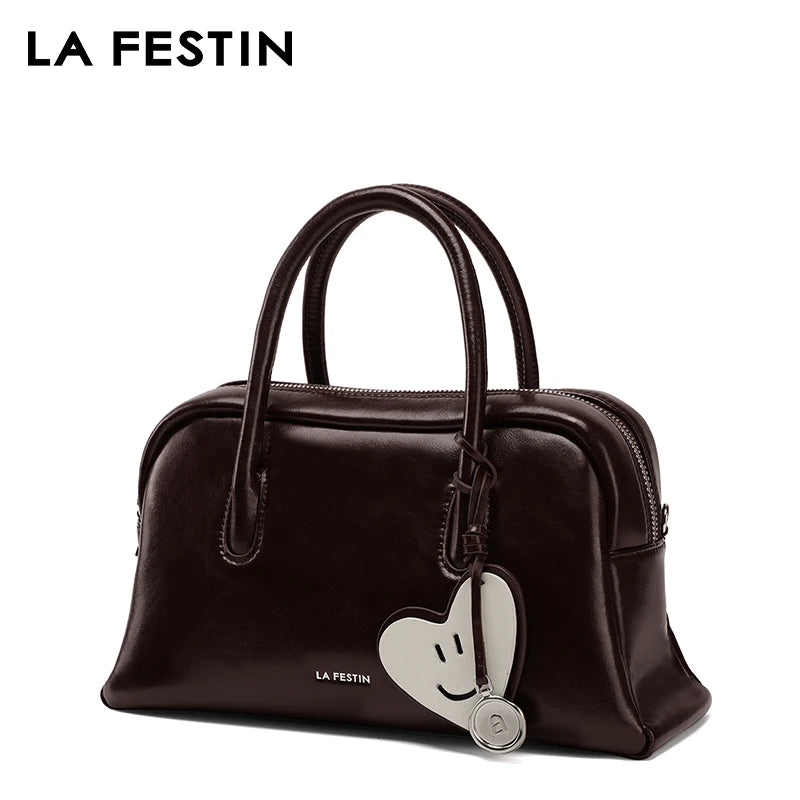 Structured tote in large capacity luxury style