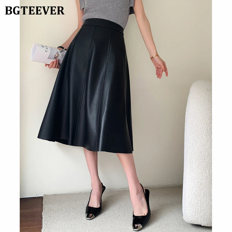 A-line mid-length loose skirt in PU leather in black