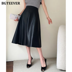 A-line mid-length loose skirt in PU leather in brown