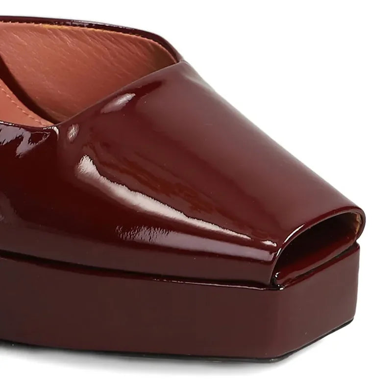 Square toe platform pump in patent leather with thin heel