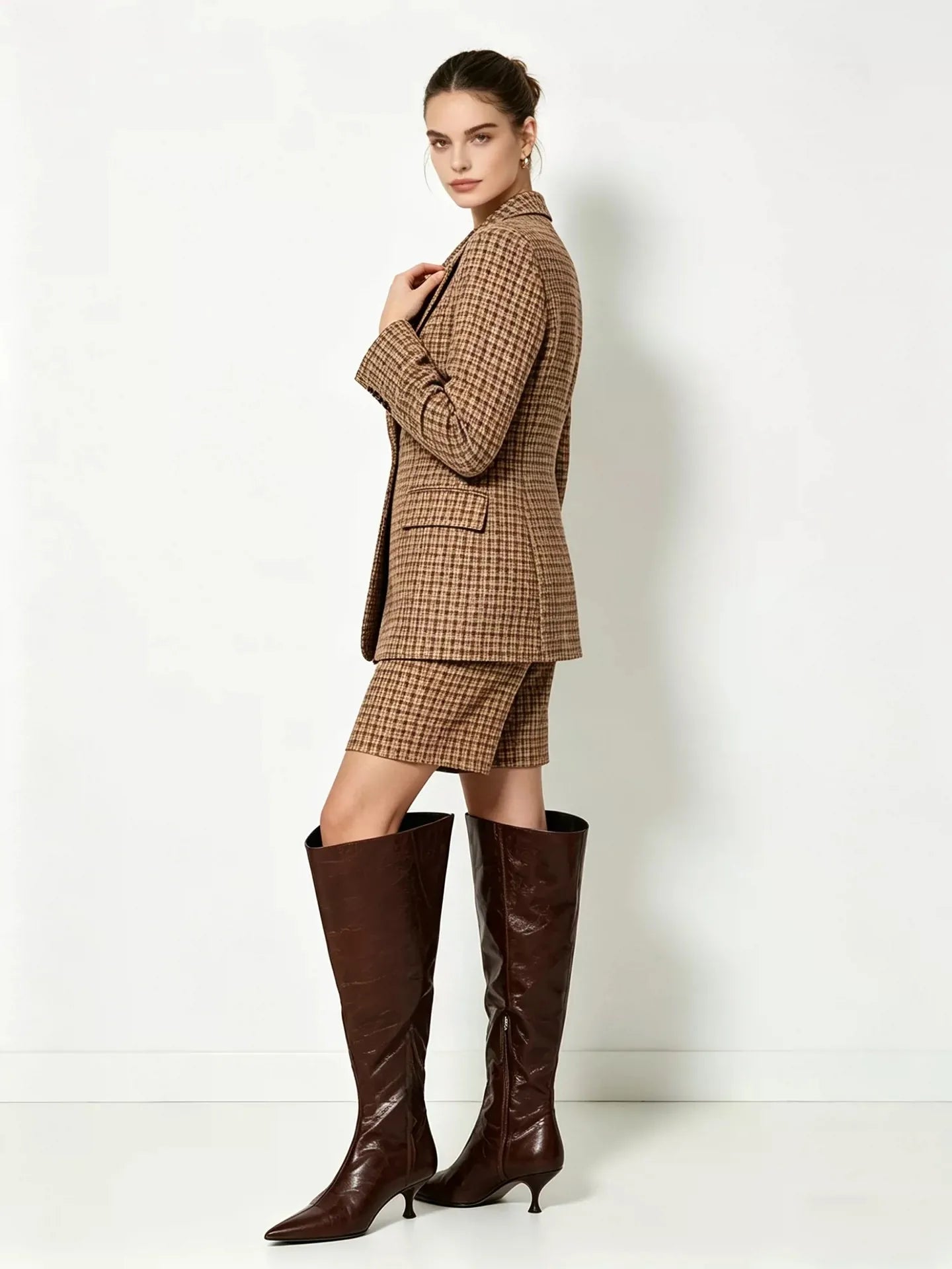 Pointed toe wide-tube knee-high boot with low heel and side zipper
