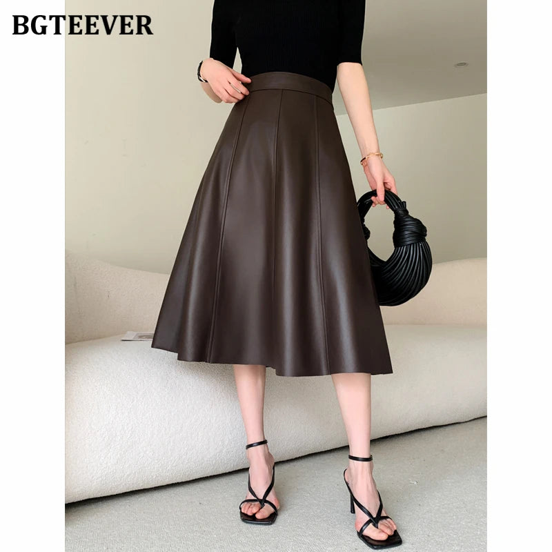 A-line mid-length loose skirt in PU leather in brown