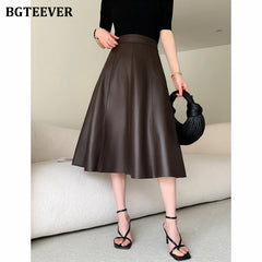 A-line mid-length loose skirt in PU leather in brown