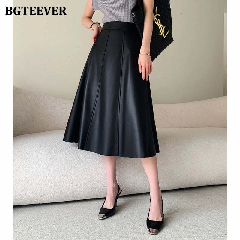 A-line mid-length loose skirt in PU leather in black