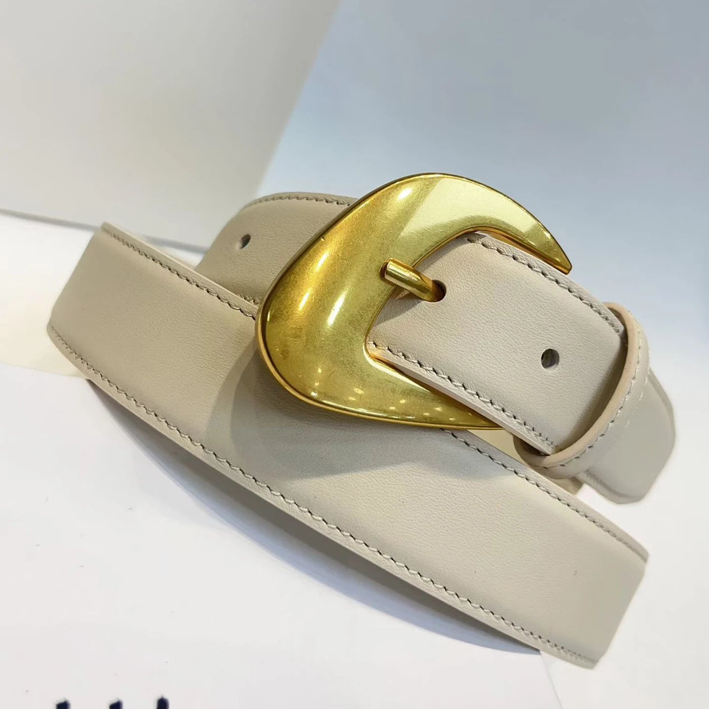Slim cowhide leather belt with brass pin buckle in black