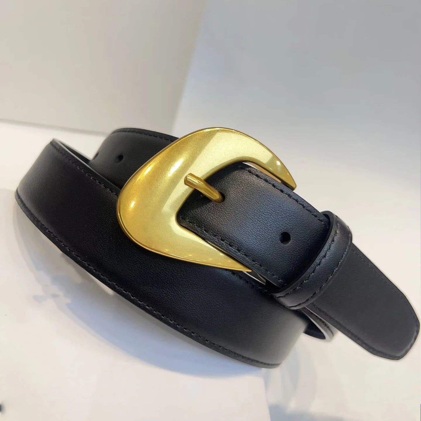 Slim cowhide leather belt with brass pin buckle in black