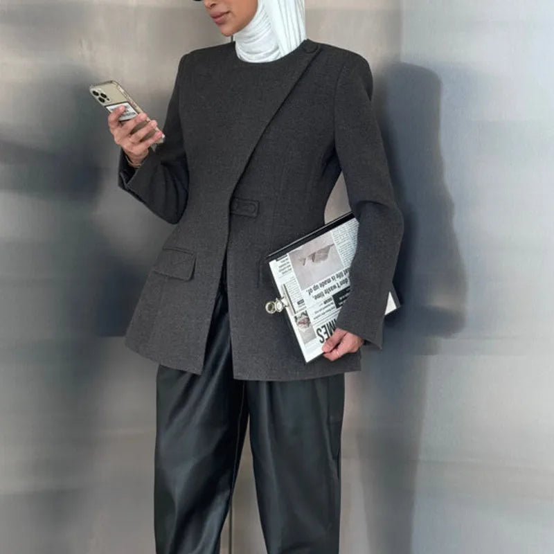 Gray tailored slim blazer with pockets and long sleeve
