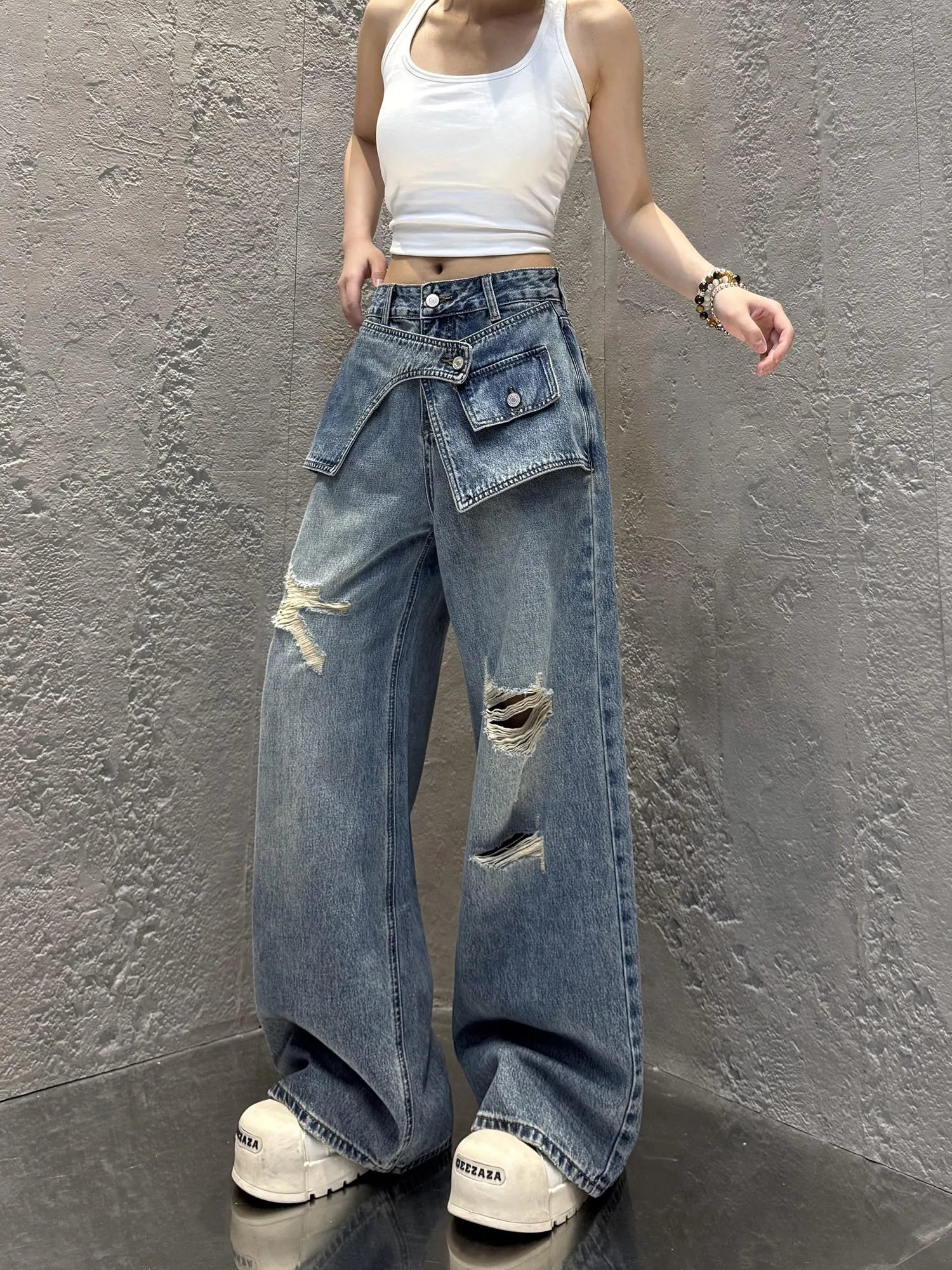 High waist wide-leg ripped jeans with patch detail
