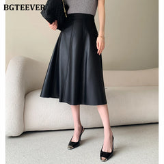 A-line mid-length loose skirt in PU leather in brown