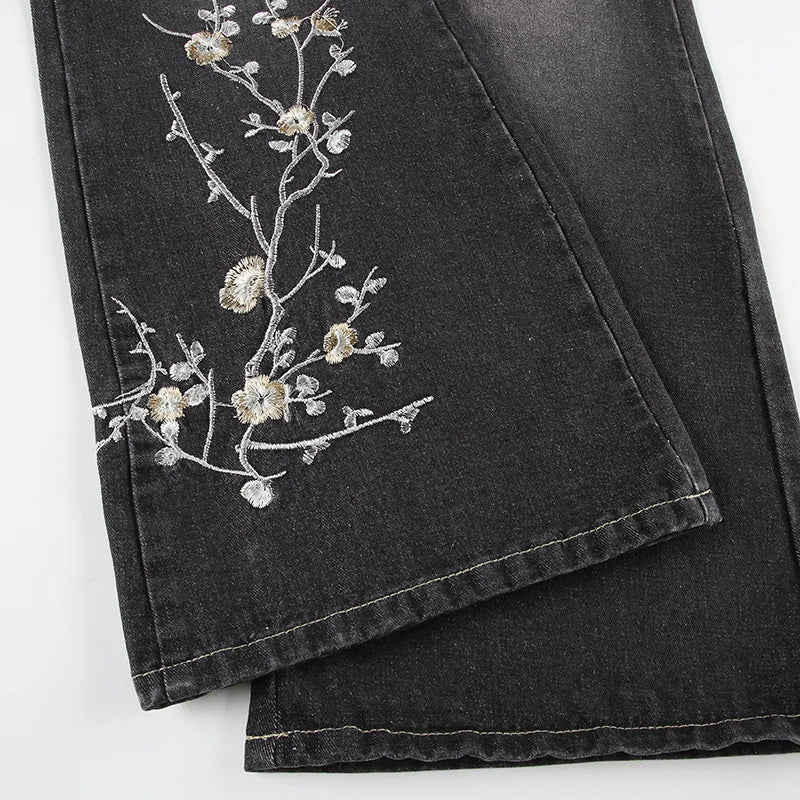 Low waist flared jeans with flower embroidery in slim fit