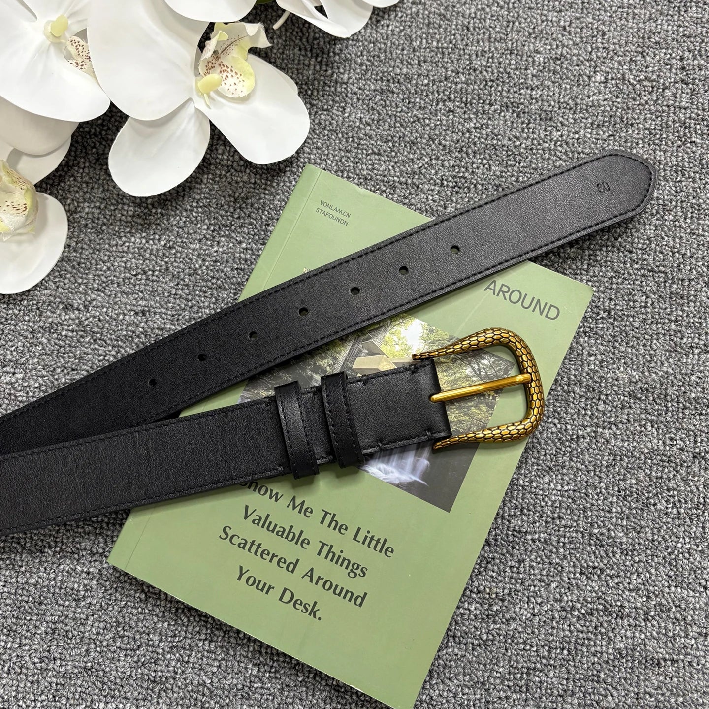 Snake pattern genuine leather belt with gold buckle in cowhide