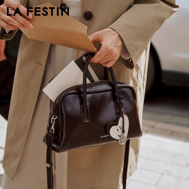 Structured tote in large capacity luxury style