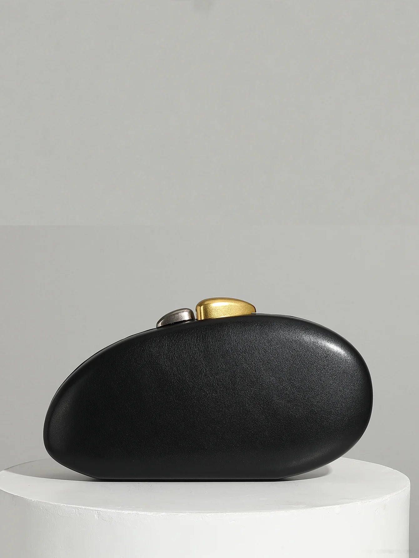 Shell lock chain bag in PU leather