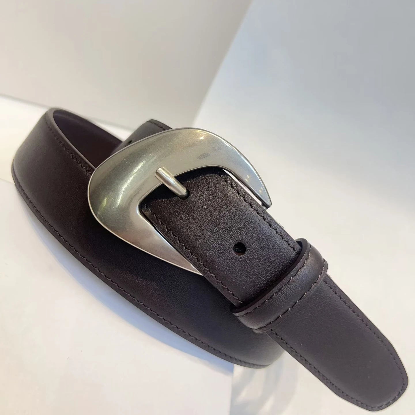 Slim cowhide leather belt with brass pin buckle in black