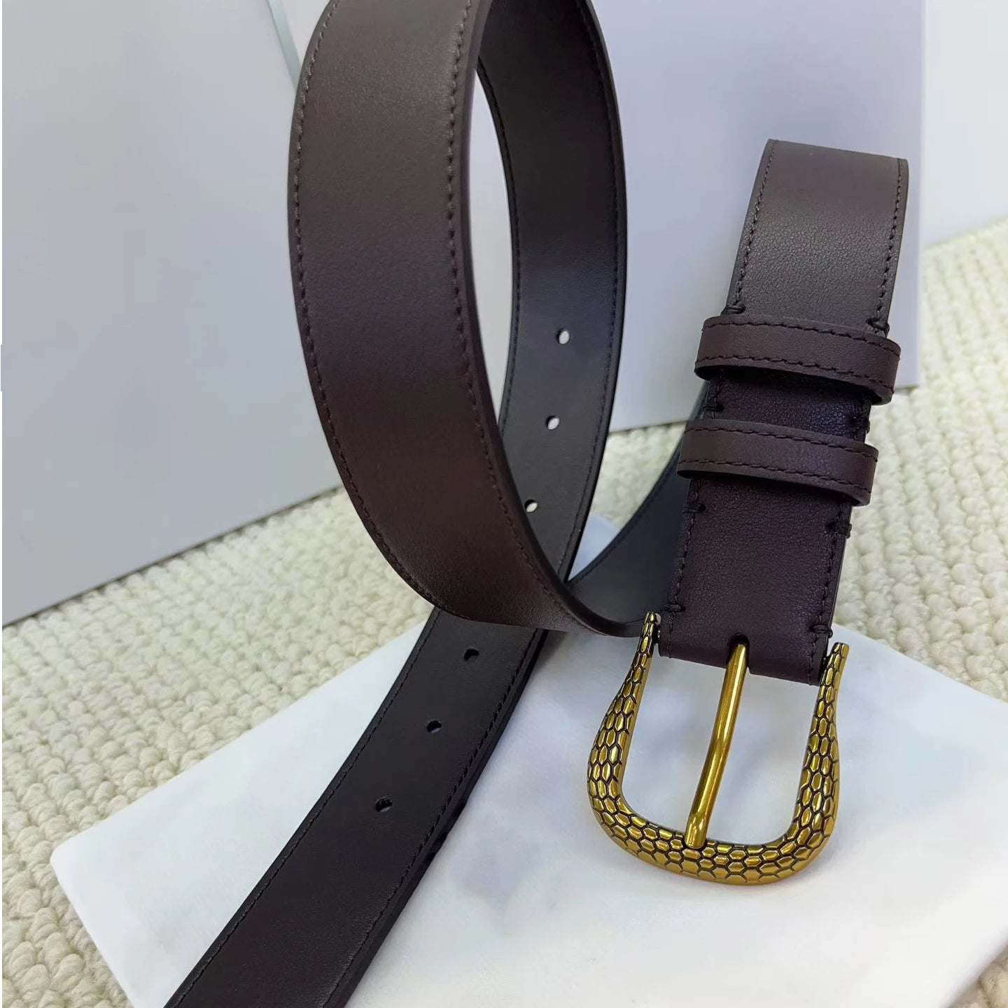 Snake pattern genuine leather belt with gold buckle in cowhide