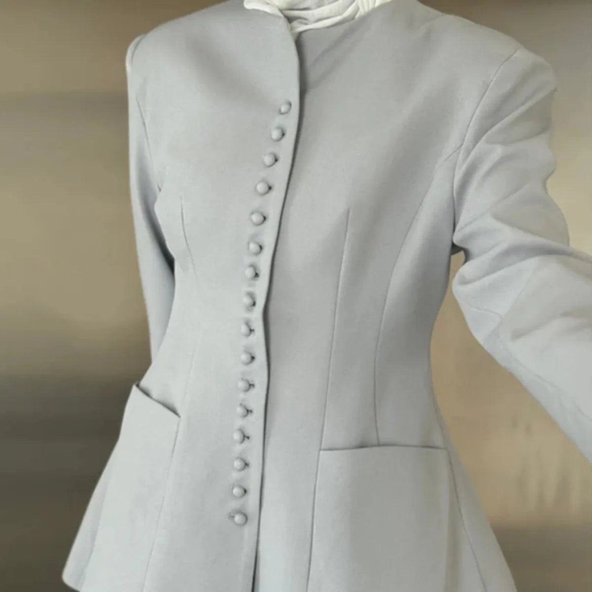 Round neck single-button waist-hugging solid blazer