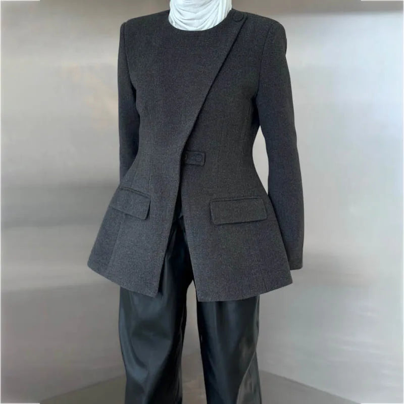 Gray tailored slim blazer with pockets and long sleeve